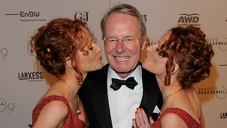 Hans-Olaf Henkel, seine Frau Bettina (l.) und deren Zwillingsschwester Almut 2009 beim Bundespresseball.