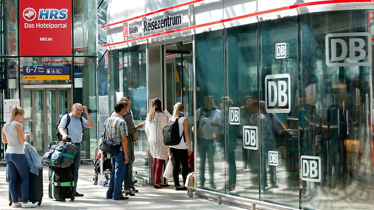 Flugreisende, die in Frankfurt auf die Bahn ausweichen wollten, mussten Stehvermögen beweisen.