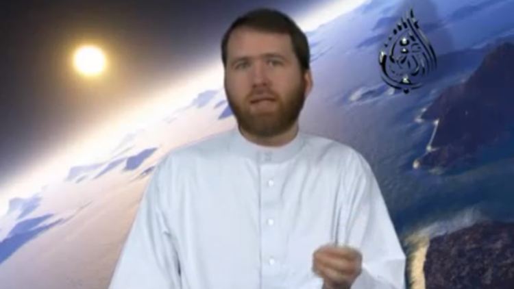 Das Foto zeigt den in Duisburg lebenden deutschen Islamisten Marcel K. in einem Video seines youtube-Kanals. Der bekennende Salafist hat ein gutes halbes Jahr an einer Berufsschule gelehrt.
