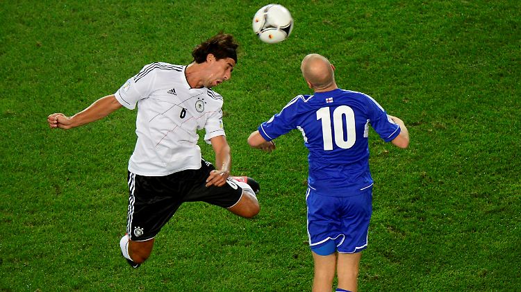 Sami Khedira (l.) und Christian L. Holst zeigen, dass sie auch mit dem Kopf Fußball können.
