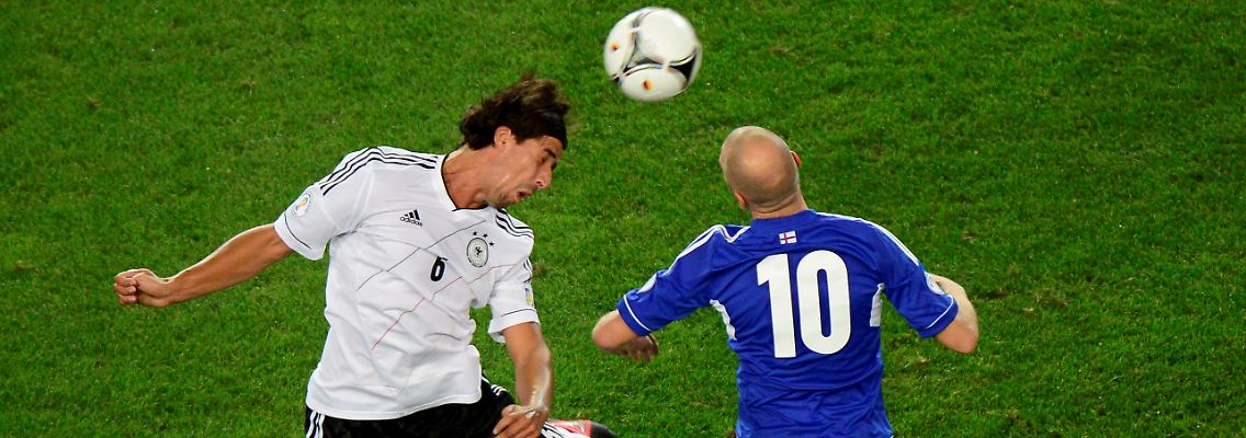 Sami Khedira (l.) und Christian L. Holst zeigen, dass sie auch mit dem Kopf Fußball können.