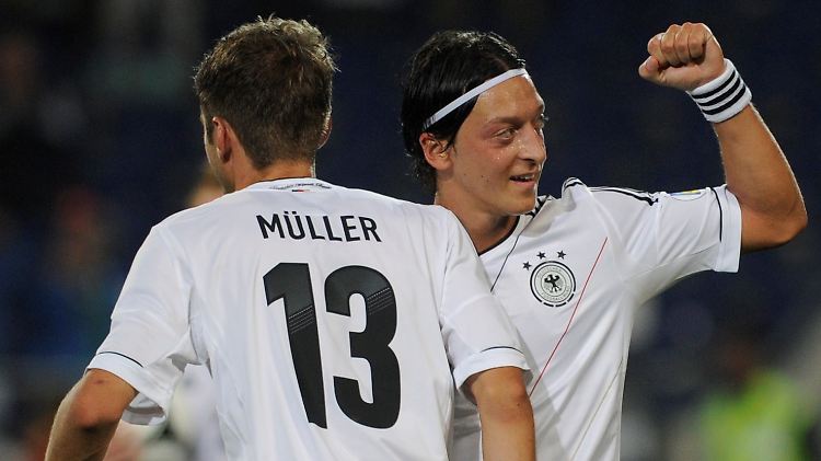 Mesut Oezil (r.) nach seinem Treffer zum 2:0.