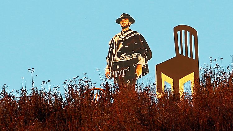 Wie hier am Rand eines Freeways in Kalifornien machen sich landauf, landab die Menschen über Clint Eastwoods Stuhlrede lustig.