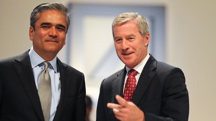 Anshu Jain (.l) und Jürgen Fitschen, die Doppelspitze der Deutschen Bank, während der Hauptversammlung im Mai in Frankfurt am Main.