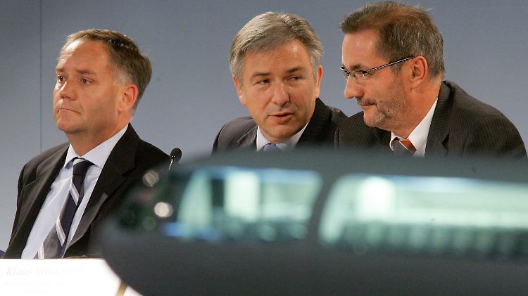 Wer einmal lügt, dem glaubt man nicht: Berlins Bürgermeister Klaus Wowereit (M), Brandenburgs Ministerpräsident Matthias Platzeck (r.) und Flughafenchef Rainer Schwarz. 