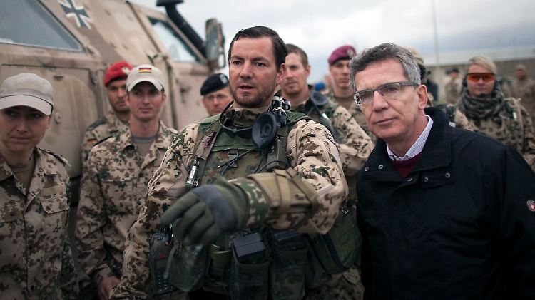 De Maiziere (im März 2011 in Kundus.