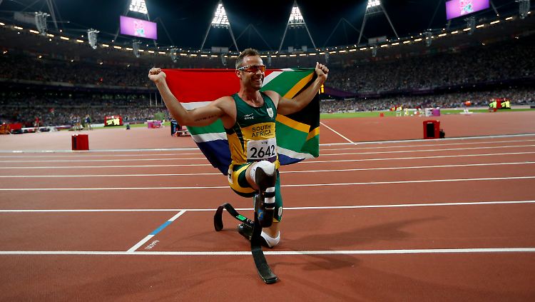 Oscar Pistorius feiert: Er sichert sich Gold im 400-Meter-Sprint in Weltrekordzeit.