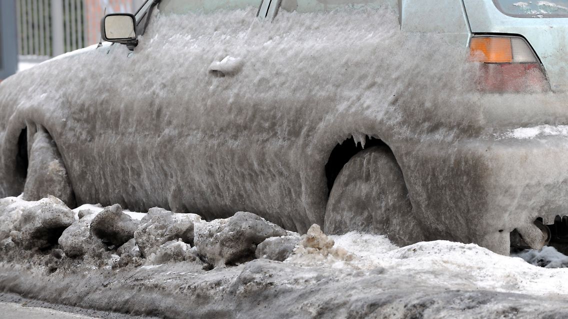 Abseits der Hauptstraßen ist Berlin zur Eiswüste erstarrt.
