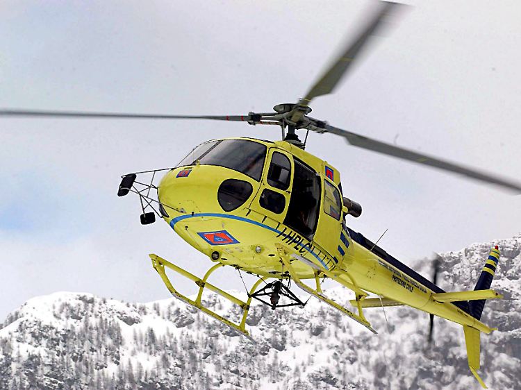 Rettungshubschrauber des italienischen Zivilschutzes bringen Verletzte in die umliegende Kliniken.