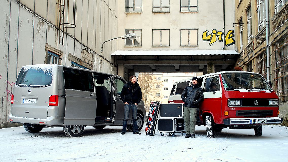 Der rockt: finden auch die Jungs von der Metall-Band "The Outside". Deren Tourbus ist ein T3 Multivan.