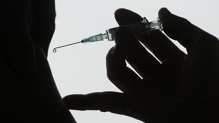 Schwache, ältere und gesundheitlich angeschlagene Menschen sollten sich impfen lassen, raten Experten.