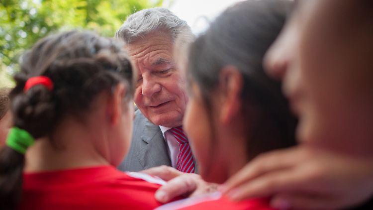 Gauck musste viele Autogramme schreiben.