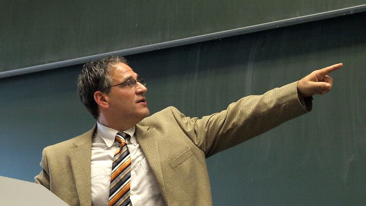 Jerry White bei seinem Vortrag an der Humboldt-Universität zu Berlin.