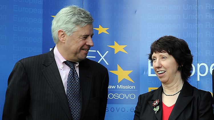 Die internationale Aufsicht im Kosovo endet - zum Teil. Der internationale Sondergesandte Pieter Feith (links) verlässt Pristina, KFOR und Eulex bleiben.