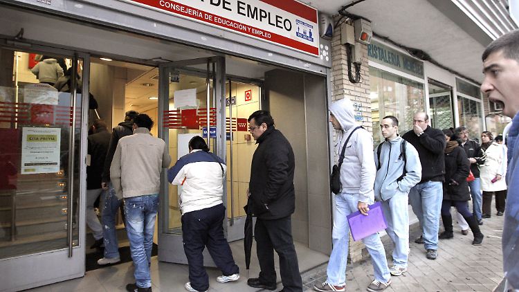 Lange Schlangen vor einem Jobcenter in der spanischen Hauptstadt.