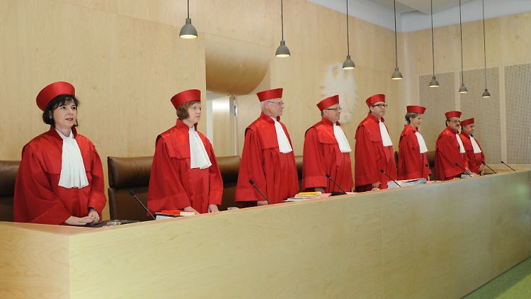 Das Bundesverfassungsgericht will noch am Montag über neue Anträge zum ESM beraten - eine Verzögerung der Entscheidung über den Euro-Rettungsschirm könnte die Finanzmärkte durcheinanderwirbeln.