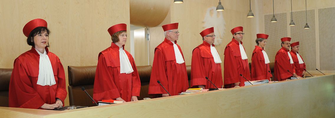 Das Bundesverfassungsgericht will noch am Montag über neue Anträge zum ESM beraten - eine Verzögerung der Entscheidung über den Euro-Rettungsschirm könnte die Finanzmärkte durcheinanderwirbeln.