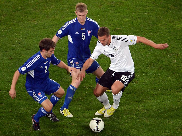 Lukas Podolski versuchte sich im Spiel gegen die Faröer eine Viertelstunde lang als zentraler Angreifer.
