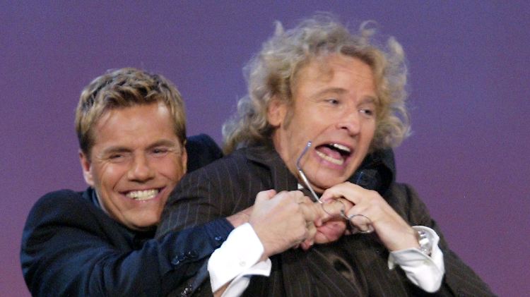 Dieter Bohlen (l) packt Moderator Thomas Gottschalk in der ZDF-Sendung "Wetten, dass...?" am Kragen - aus Spaß natürlich. (Archivbild vom 4. Oktober 2003)