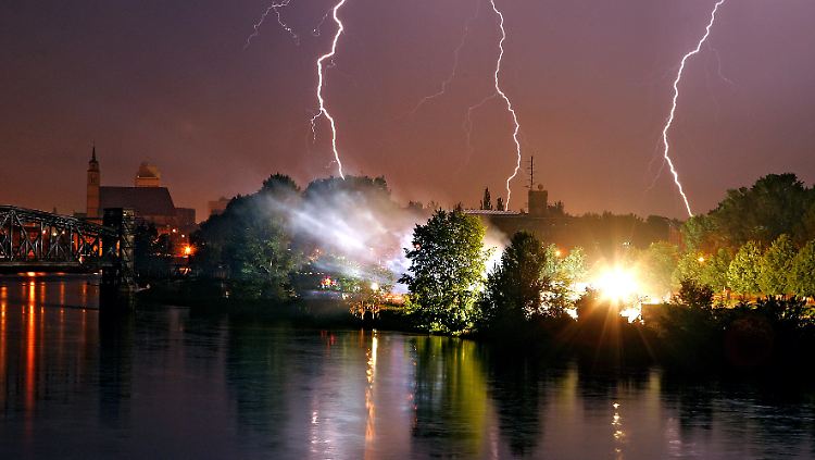 Gewitter über Magdeburg an der Elbe. Was passiert eigentlich mit Fischen, wenn der Blitz mal ins Wasser einschlägt?