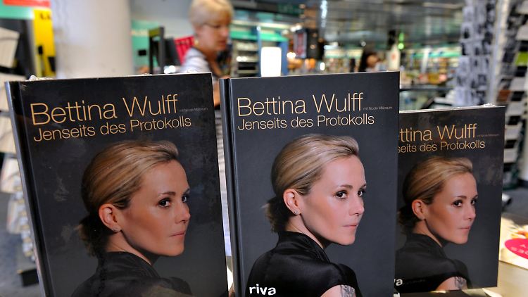 In ihrem Buch zieht sie eine zwiespältige Bilanz der Amtszeit ihres Mannes.