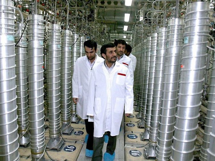 Der iranische Präsident Mahmud Ahmadinedschad besucht die Urananreicherungsanlage in Natan.