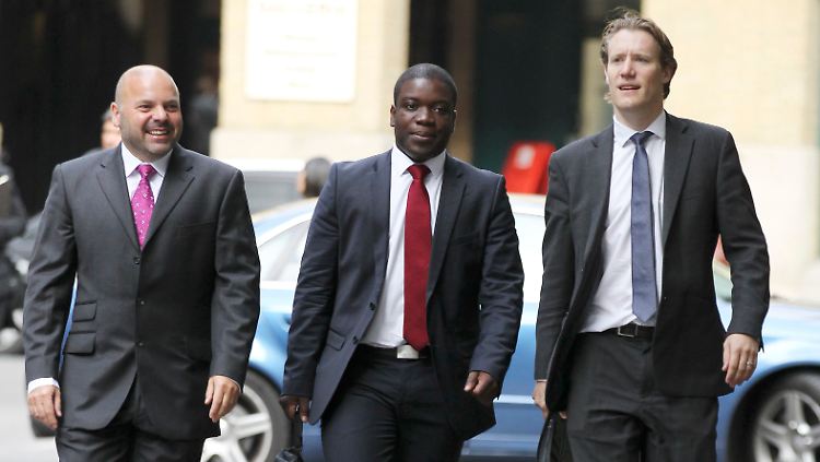 Der frühere UBS-Händler auf dem Weg zum Londoner "Southwark Crown Court": Kweku Adoboli (M.), eingerahmt von seinen Anwälten.