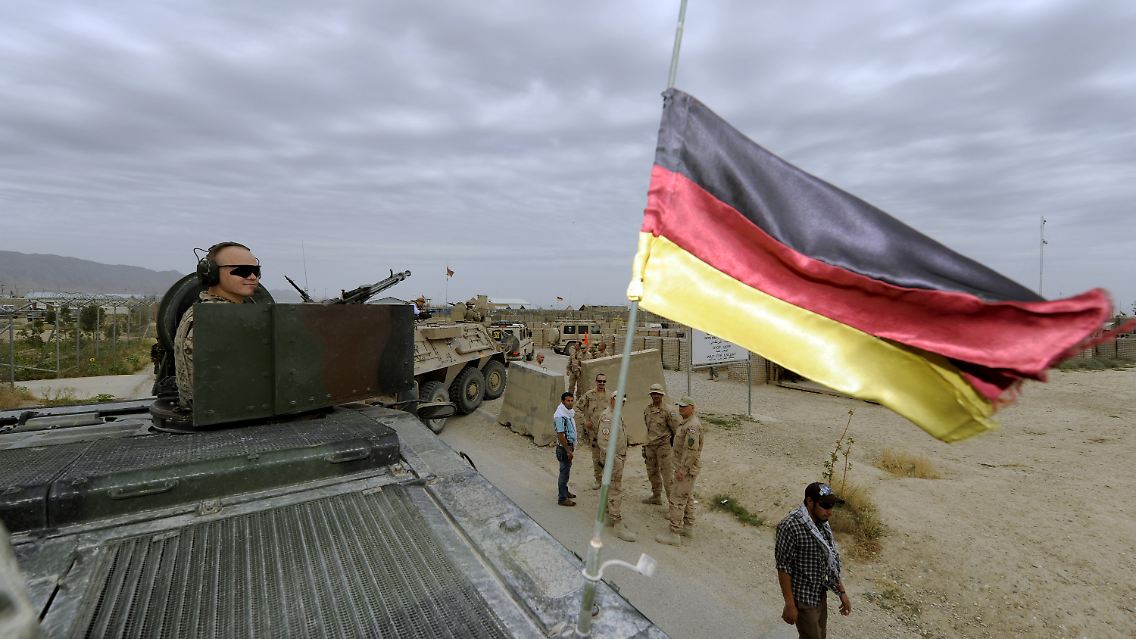 Bundeswehrsoldaten sichern bei Masar-i-Scharif einen Konvoi ab.