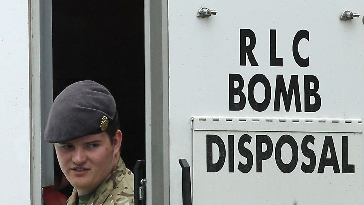 Bombenexperten untersuchten die gefundene Substanz.