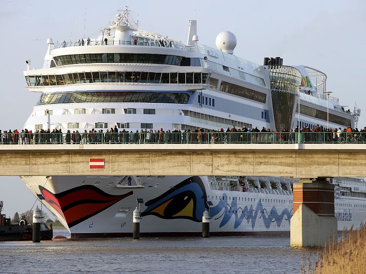 Riesig: Die "AIDAdiva" passiert während ihrerer Überführung in die Nordsee die Jann-Berghausbrücke in Leer.