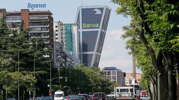 Markante Architektur im Norden Madrids: Viereinhalb Milliarden Euro sollen das Geldhaus stützen.