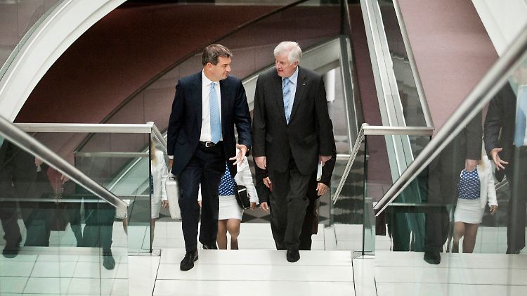 Söder und Seehofer am Montag auf dem Weg zu Sitzung des bayerischen Kabinetts.