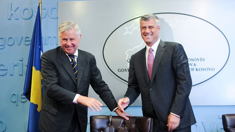 Der niederländische Diplomat Pieter Feith (l.), der ranghöchste internationale Vertreter im Kosovo, und der serbische Premier Hashim Thaci.