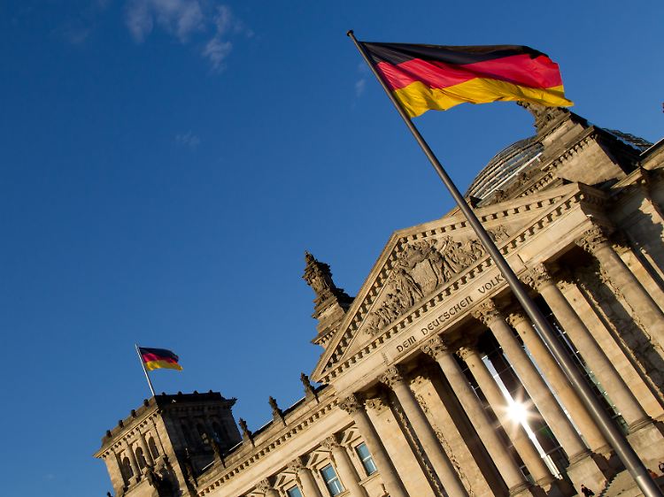 Die Schulden der Schwachen tragen oder austreten: Was würde passieren, wenn Deutschland den Euro verlässt?