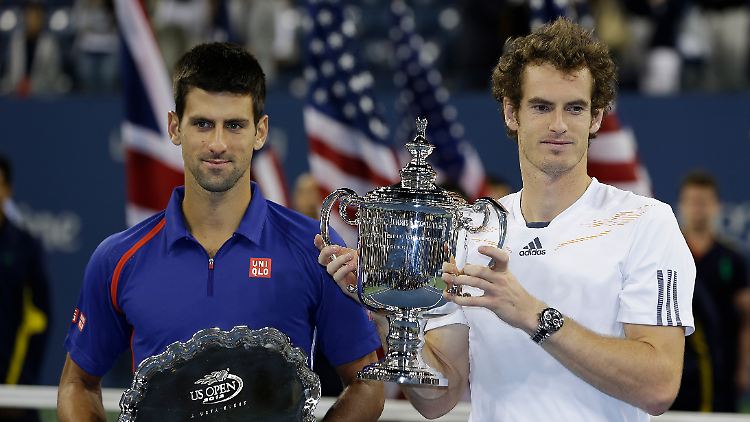 Andy Murray (r) freut sich neben seinem Gegner Novak Djokovic über seinen Sieg.