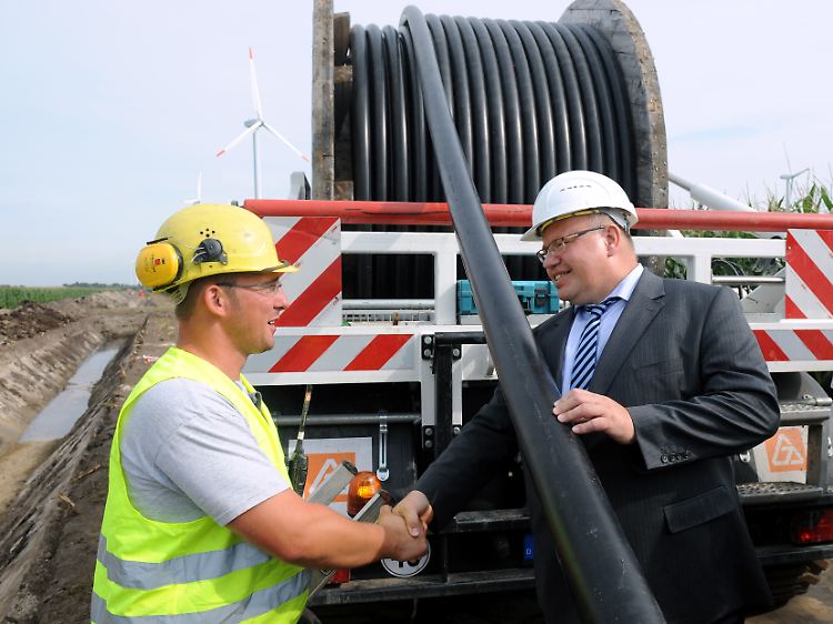 Solche schönen Pressebilder täuschen nicht darüber hinweg, dass Umweltminister Peter Altmaier beim Netzausbau noch einiges zu erledigen hat.