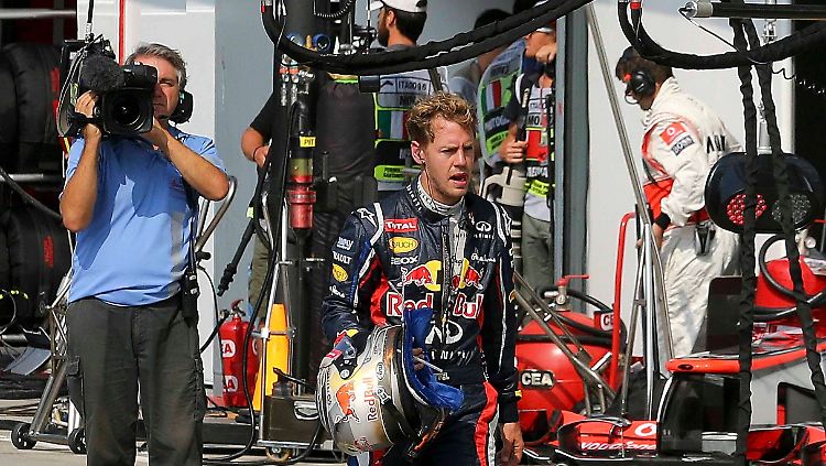 Unfreiwilliger Fußgänger: Sebastian Vettel wurde in Monza von seinem Red Bull in Stich gelassen.