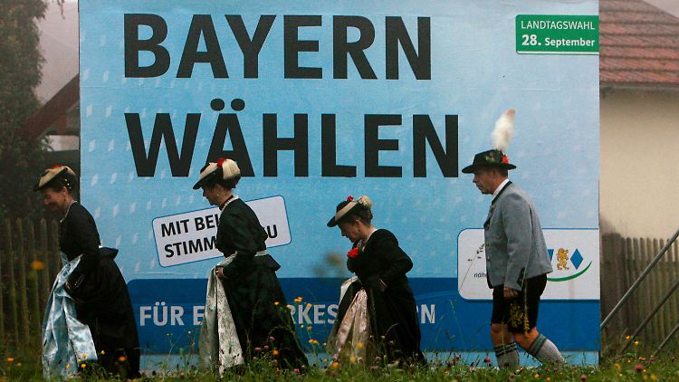 Landtagswahl im September 2008. Wähler in Baierbrunn auf dem Weg - nein, nicht zum Wahllokal, sondern zu einer Trachtenwallfahrt.