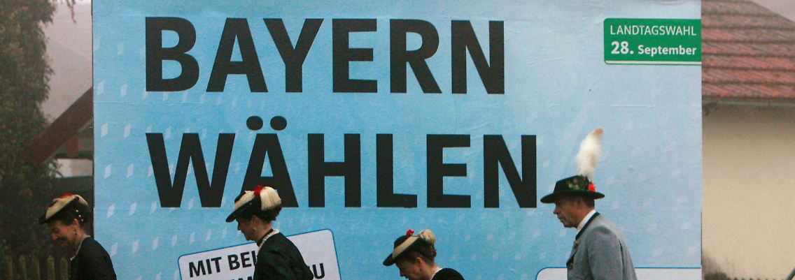 Landtagswahl im September 2008. Wähler in Baierbrunn auf dem Weg - nein, nicht zum Wahllokal, sondern zu einer Trachtenwallfahrt.