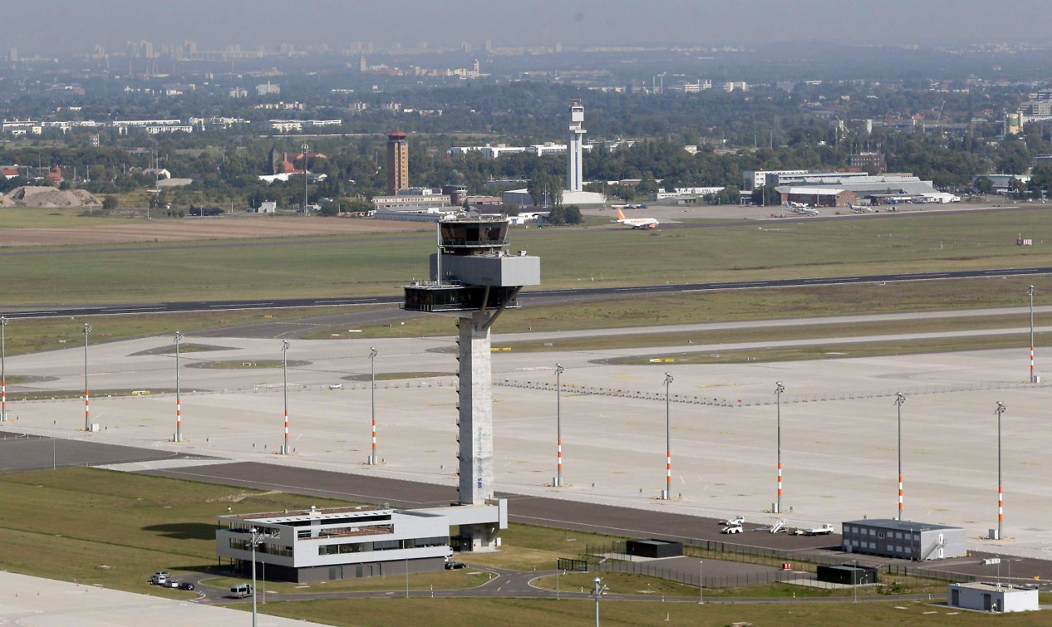 Fluglärm am neuen Hauptstadtflughafen: Die planmäßige Eröffnung im Sommer ist geplatzt, doch in Berlin-Schönefeld herrscht trotzdem Hochbetrieb. Was ist da los?
