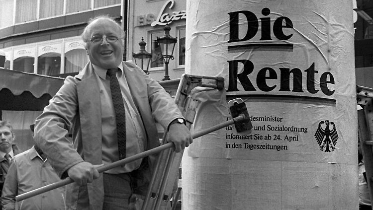 Norbert Blüm am 21.4.1986 auf dem Bonner Marktplatz.