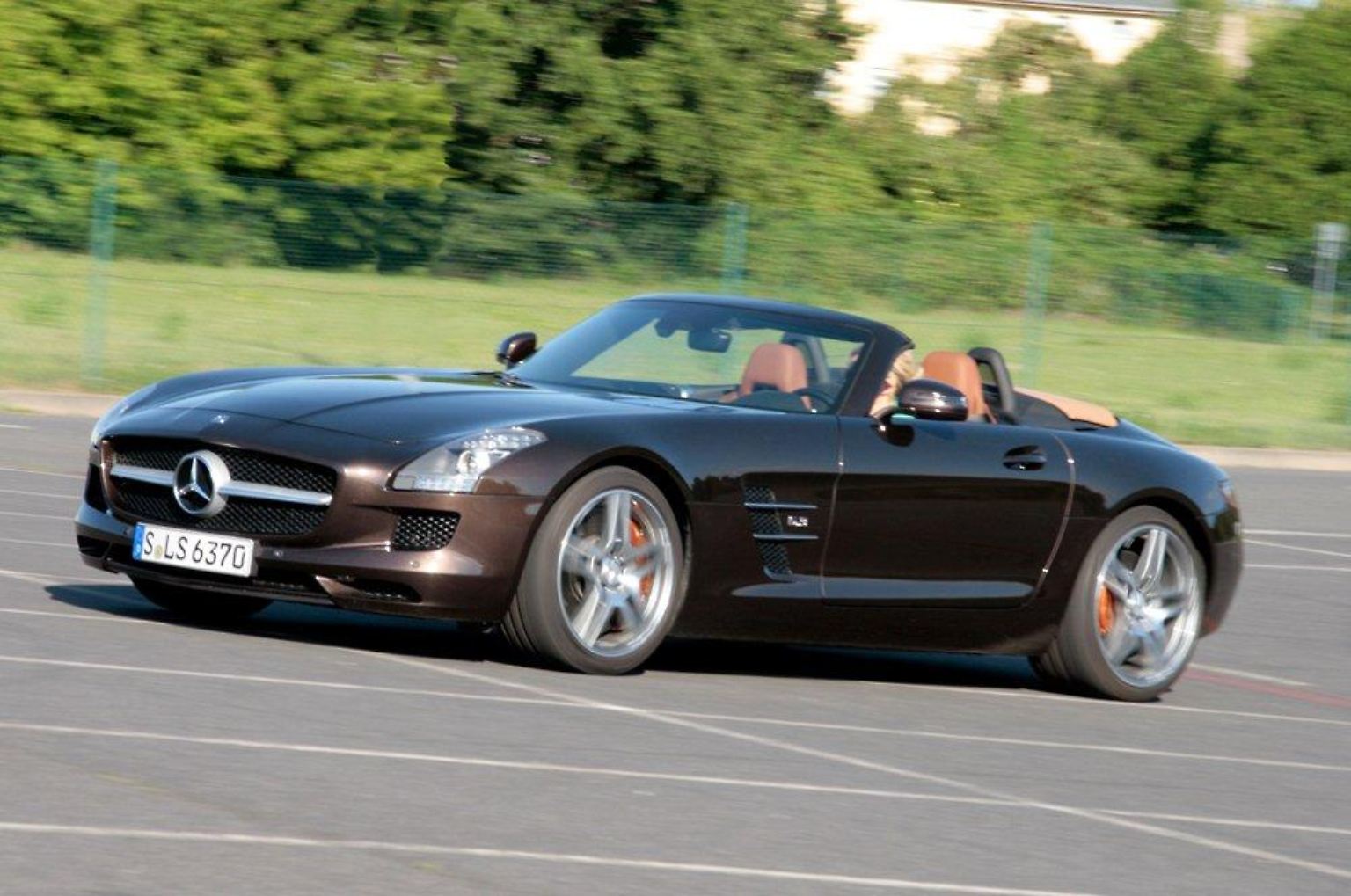 Braucht man mehr? Der SLS AMG Roadster ist rollender Überfluss. Besonders dann, wenn er ausgestattet ist wie das Testfahrzeug.