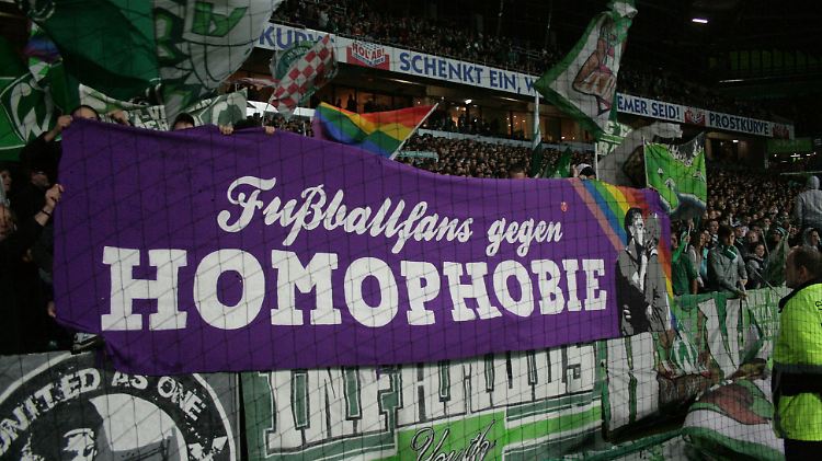 Es gibt zahlreiche Aktionen gegen Homophobie im Fußball. Homosexuelle Fußballer gibt es offiziell nicht.