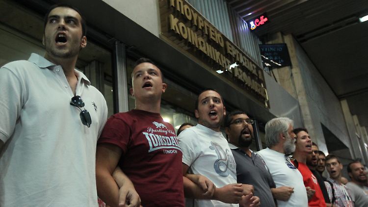 Die Gewerkschaft Pame bildet eine Menschenkette vor dem Arbeitsministerium in Athen.