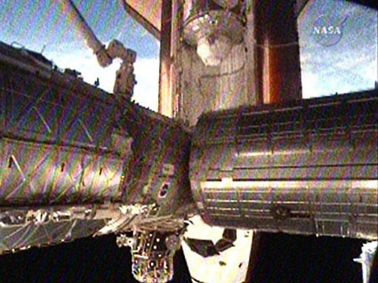 Die "Endeavour" hat mit "Tranquility" und "Cupola" in der Ladebucht an der ISS angedockt.