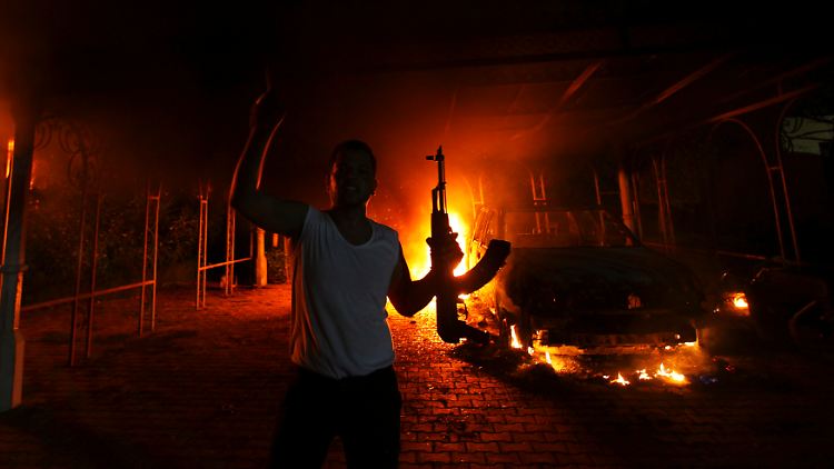 Das US-Konsulat in Bengasi geht in Flammen auf, vier Menschen sterben.