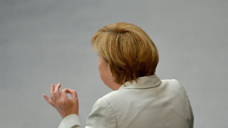 Angela Merkel nimmt Attacken der Opposition gelassen hin.