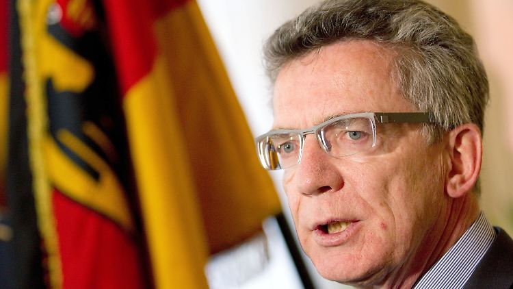 De Maizière wusste von der Akte - dass die Info nicht weitergegeben wurde, nennt er "unsensibel".