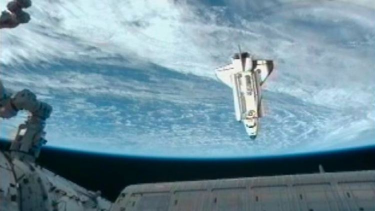 Ein Blick von der ISS auf die nahende Raumfähre.