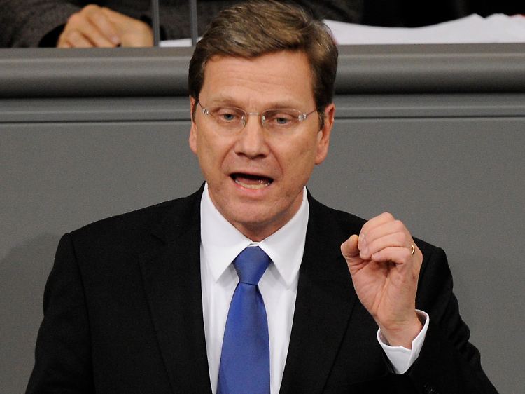 "Die Dinge beim Namen zu nennen, sind wir all denen schuldig, die sich vor Ort den Gefahren aussetzen", meint Westerwelle.